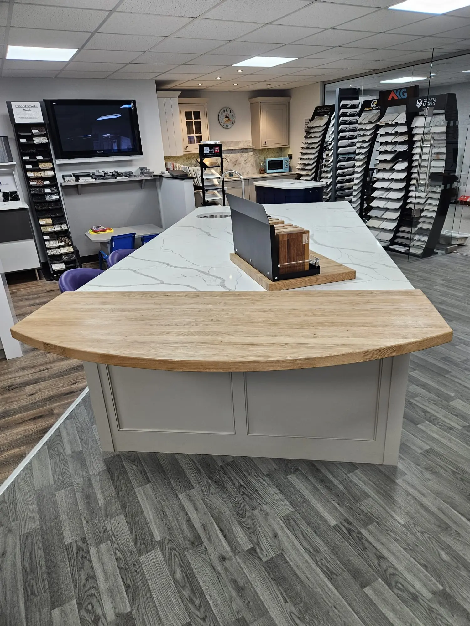 De Terra solid wood worktop in a fitted kitchen