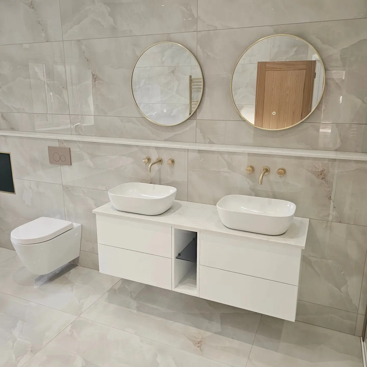 Bathroom walls finished in large marble tiles