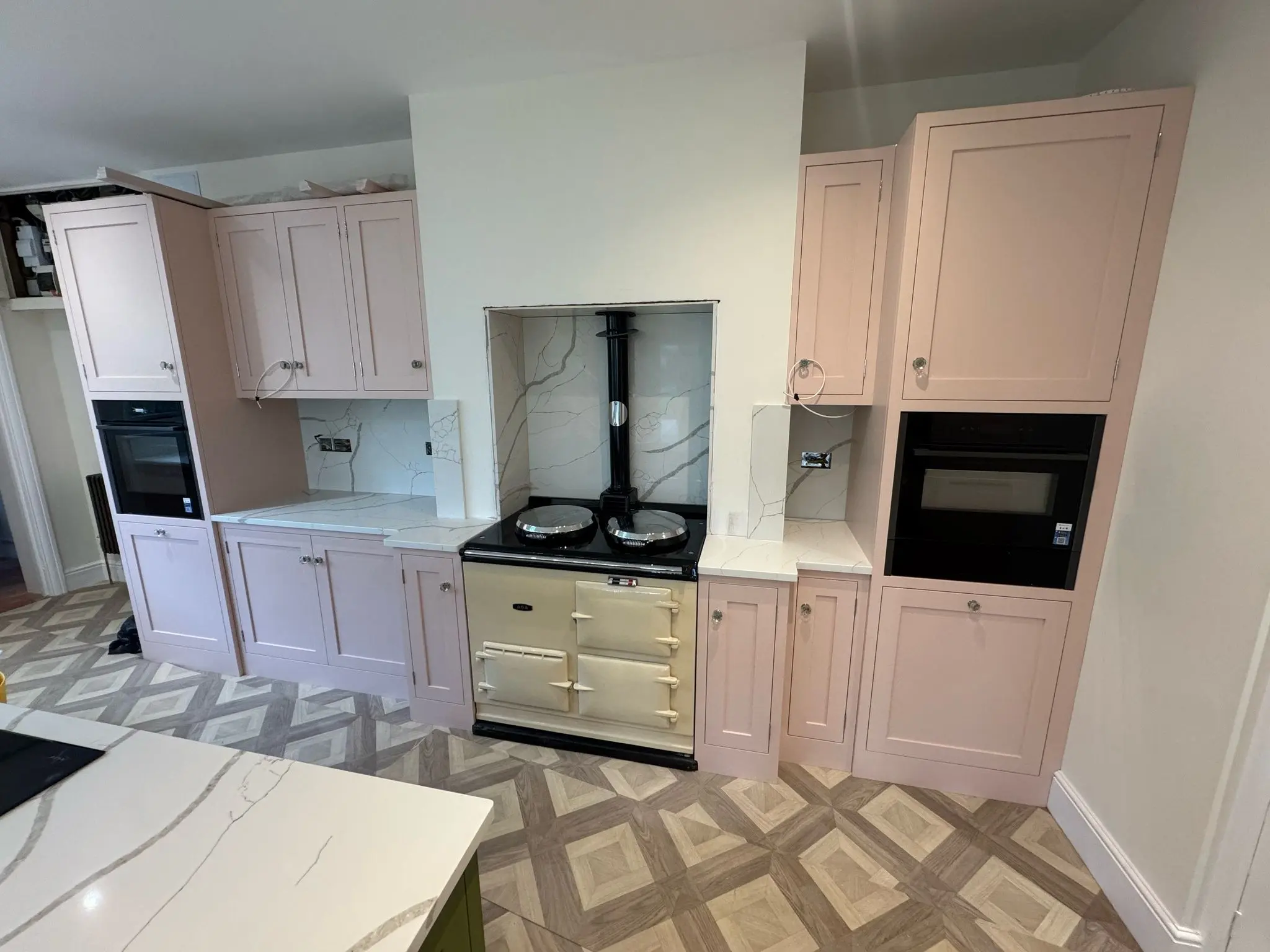 Traditional kitchen with marble worktops